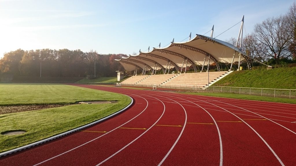 Der 5000m Lauf wird in Runden gelaufen, z.B. auf einer Tartanbahn